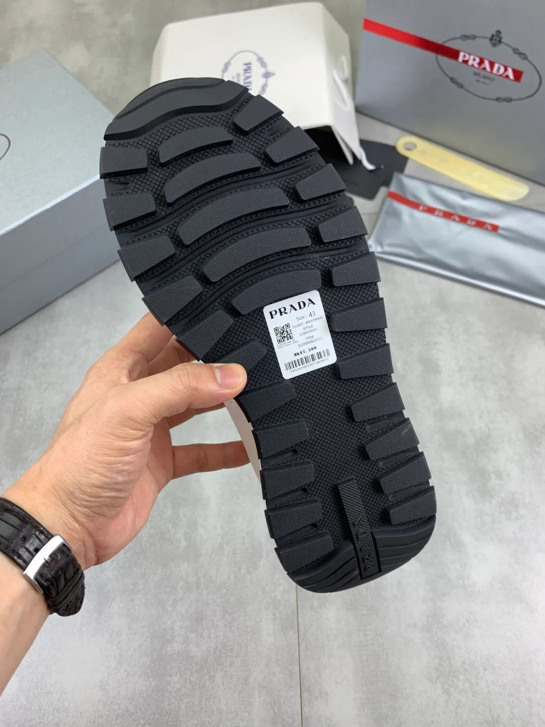Men's shoes 💰P560💰[New model] Flying weave series (summer must-have) is now available on the official website, 🆘 Trendy brand (Prada) mainly promotes popular models, avant-garde and versatile fashionable men's shoes, private version molding, cowhide surface splicing 1:1.. Simple fashion, original imported cowhide lining and cowhide feet; the atmosphere and personality are more fashionable, eye-catching and pursuing class. It will subvert the old idea and be a must-have for fashion trendsetters with you! Must keep it for yourself! High-end comfort and low-end, high-end quality workmanship. Size: 38-45 6️⃣colors available.